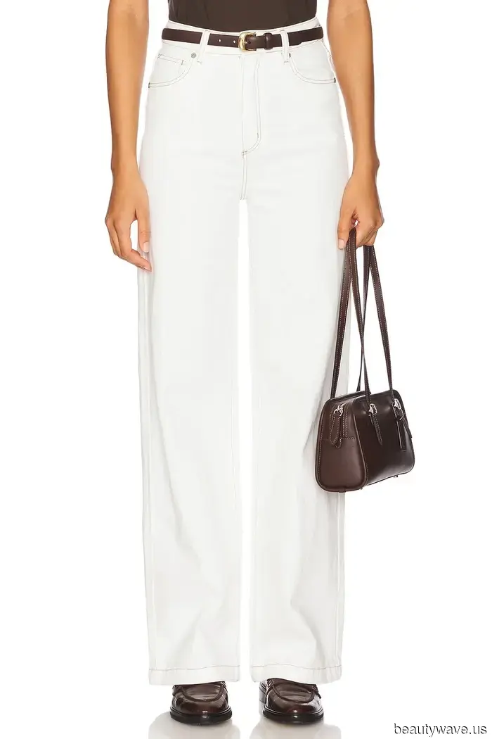 Si vas a usar jeans blancos este invierno, por favor, solo úsalos con estos zapatos y esta chaqueta.