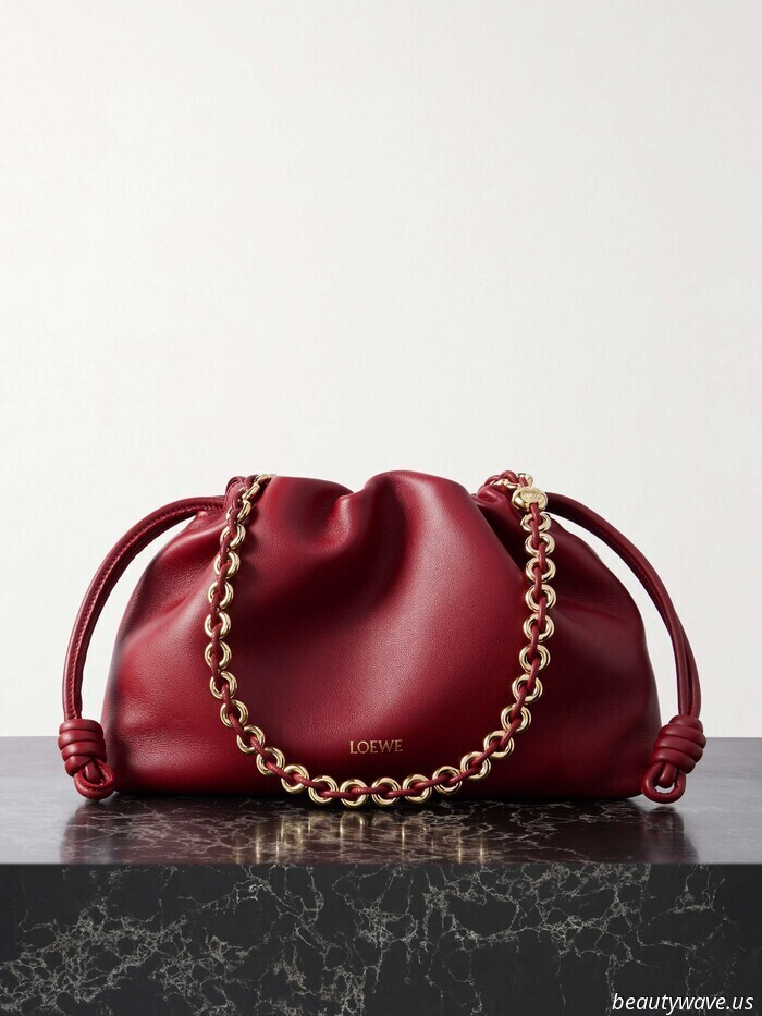 More Stylish Than a Shoulder Bag, More Laid-Back Than a Clutch—The Bag Trend That Only Fashionable Individuals Are Aware Of