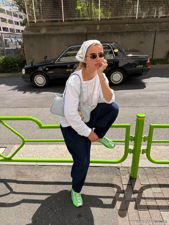 Minimalists and maximalists concur: this is the most stylish approach to wearing color.