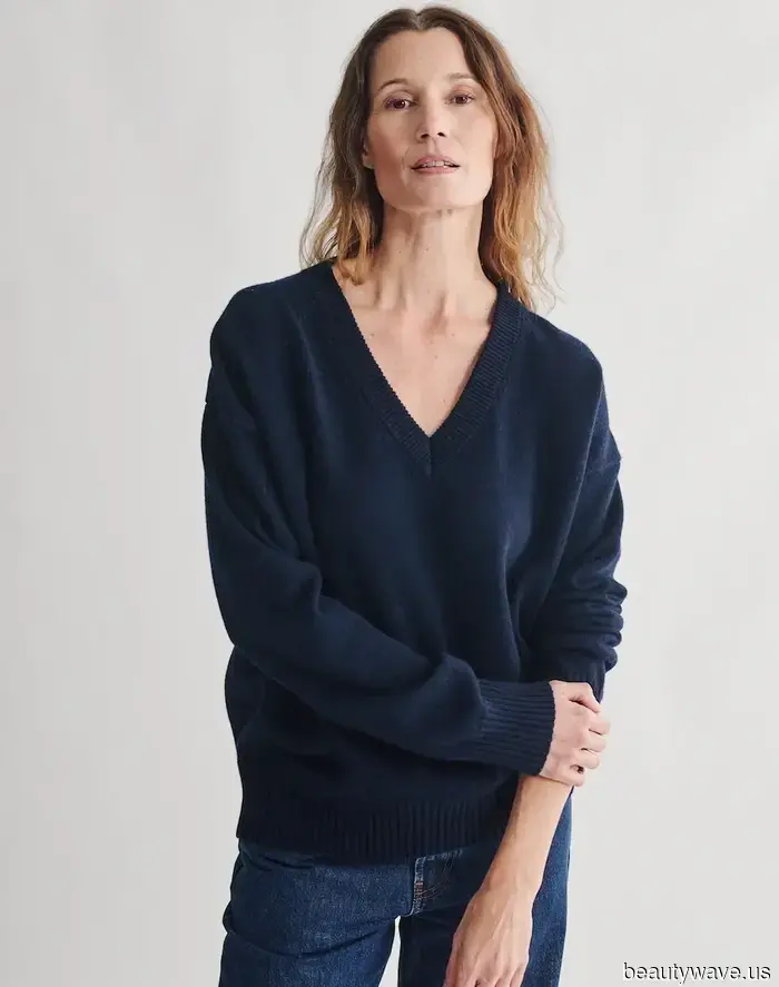 Wherever I go in London, I see the trendiest people sporting this navy jumper.