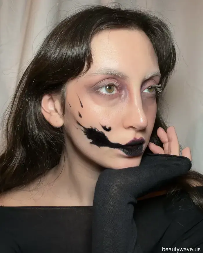 Feral, Campy e Pieno di Riferimenti: il Trucco On-Screen di Jessie Buckley Analizza &lsquo;The…