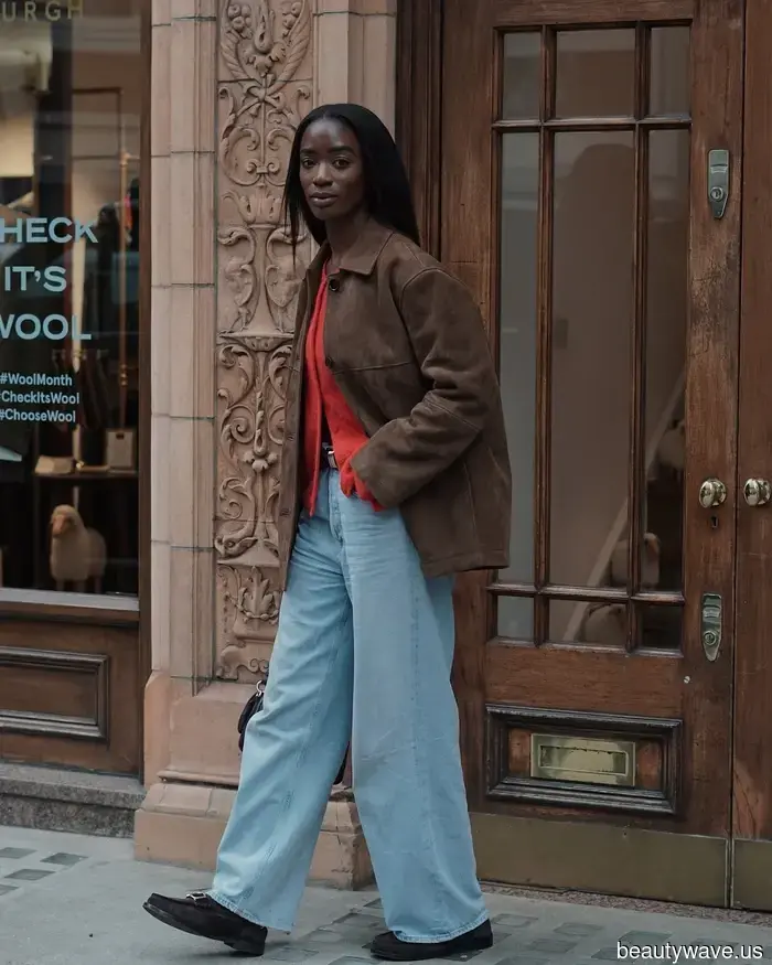 Anche nel 2026, le donne eleganti continuano a fare affidamento su questo classico abbinamento di jeans e scarpe basse.