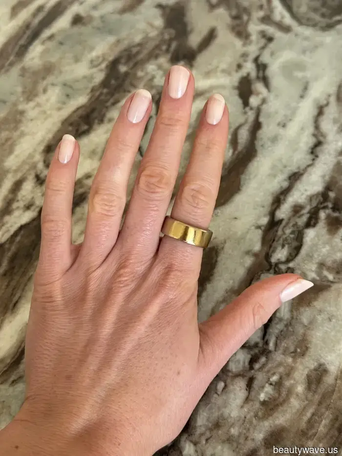 Due settimane dopo, e questo smalto per unghie perfettamente lattiginoso non si è ancora scheggiato.