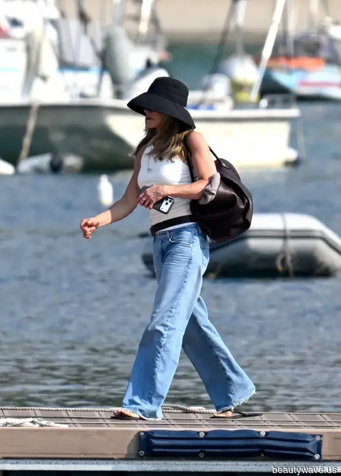 Jennifer Aniston just rocked a jeans and shoe combination that I would never consider for summer.
