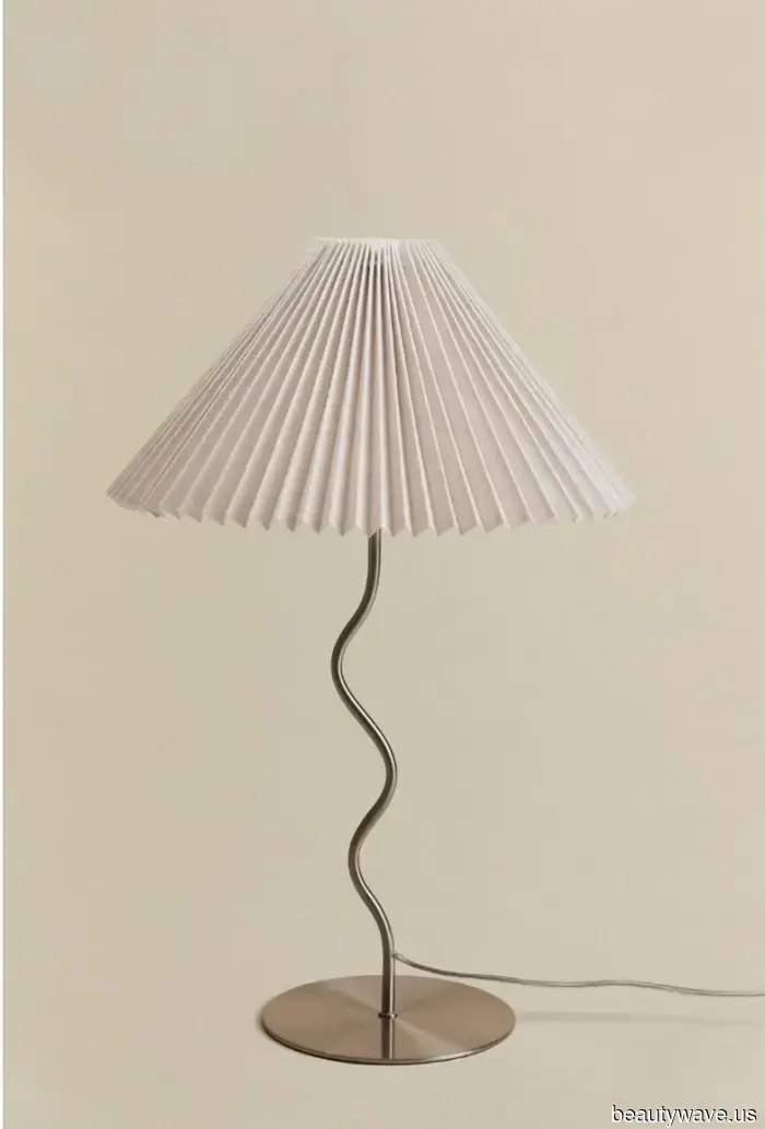 Wherever I turn, fashion enthusiasts are unexpectedly embracing this "controversial" micro trend for the summer.
