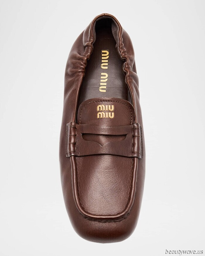This is the precise flat shoe and jean color pairing that fashion enthusiasts will be sporting this fall.