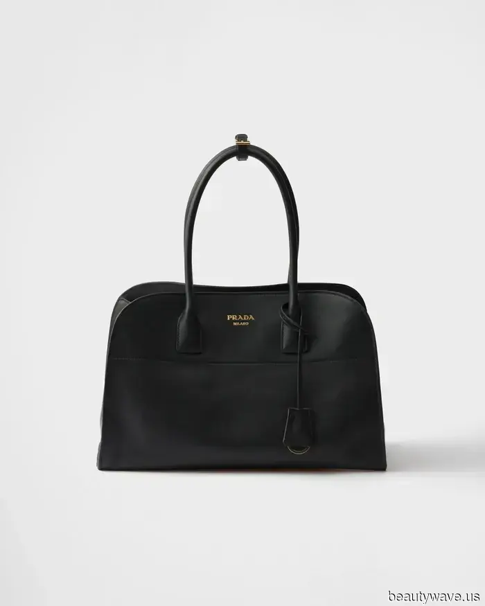 Downtown New York It Girls have made their choice clear: they're constantly sporting Carolyn Bessette Kennedy's preferred bag trend.