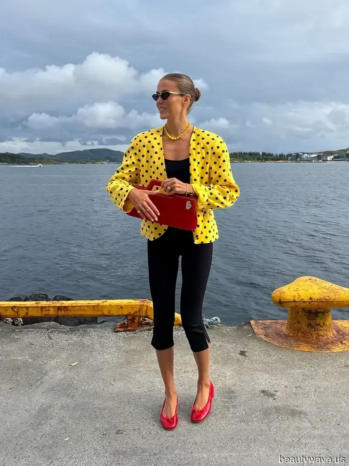 Il modo francese di abbinare i pantaloni capri neri questo autunno