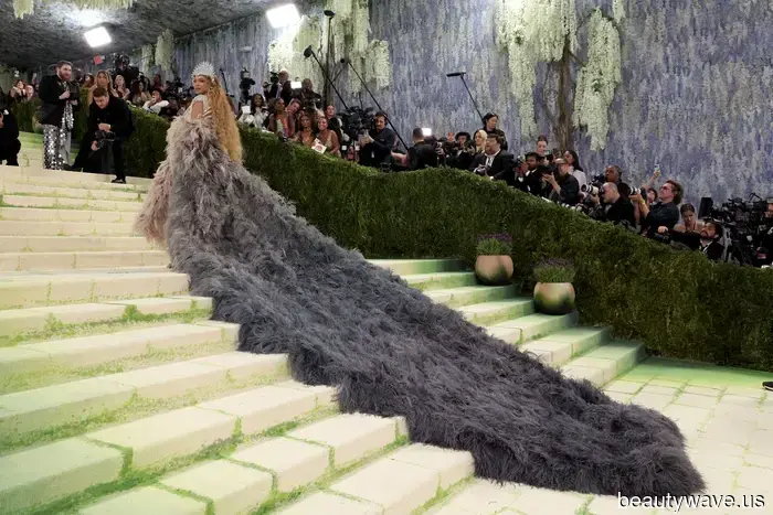 Blue Ivy hat gerade ihr Met Gala-Debüt Arm in Arm mit Beyoncé gegeben, und ja, wir fühlen uns auch alt.