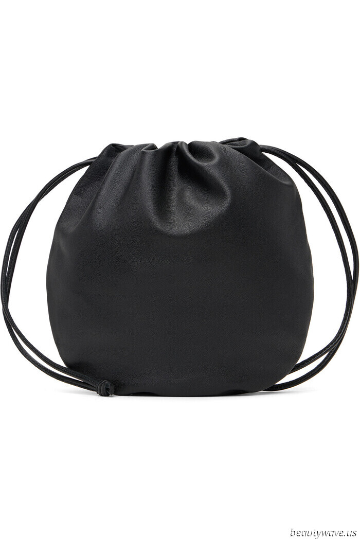 More Stylish Than a Shoulder Bag, More Laid-Back Than a Clutch—The Bag Trend That Only Fashionable Individuals Are Aware Of