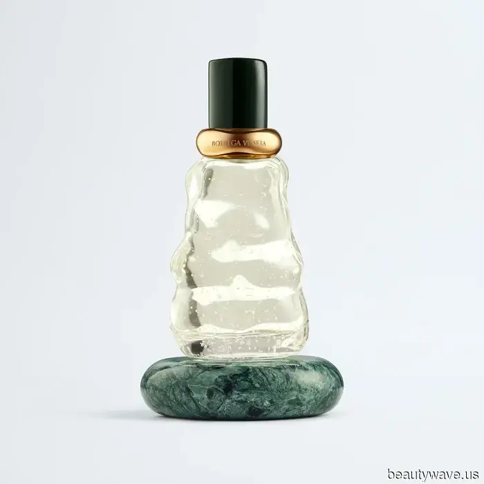 This fragrant perfume with a luxurious scent makes me feel like a wealthy Italian heiress.