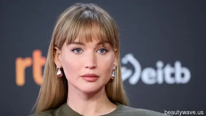 Lo siento, pero el moño francés y el labio melancólico de Jennifer Lawrence son lo único en lo que puedo pensar en este momento.