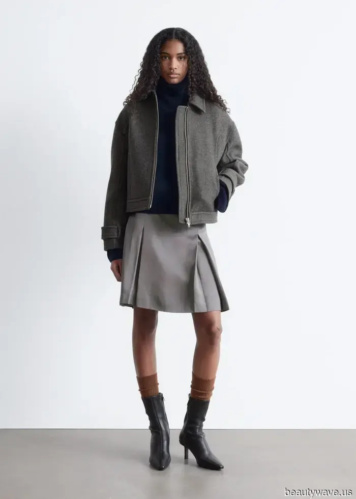 Les jeans avec des bottines ne sont pas une nouveauté, mais personne ne les porte aussi bien que les Parisiens.