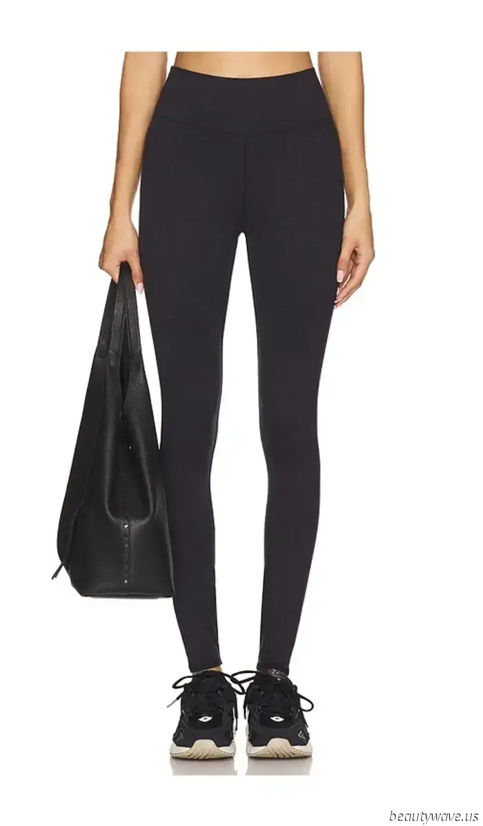 Se intendi indossare i leggings nell'autunno 2025, scegli questa tonalità e abbinali a sneakers bianche.