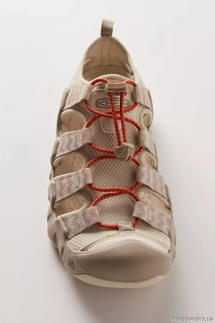 Questo influencer di stile britannico mi ha fatto scoprire un marchio di sneaker che rivaleggia con il mio amore per Salomon.