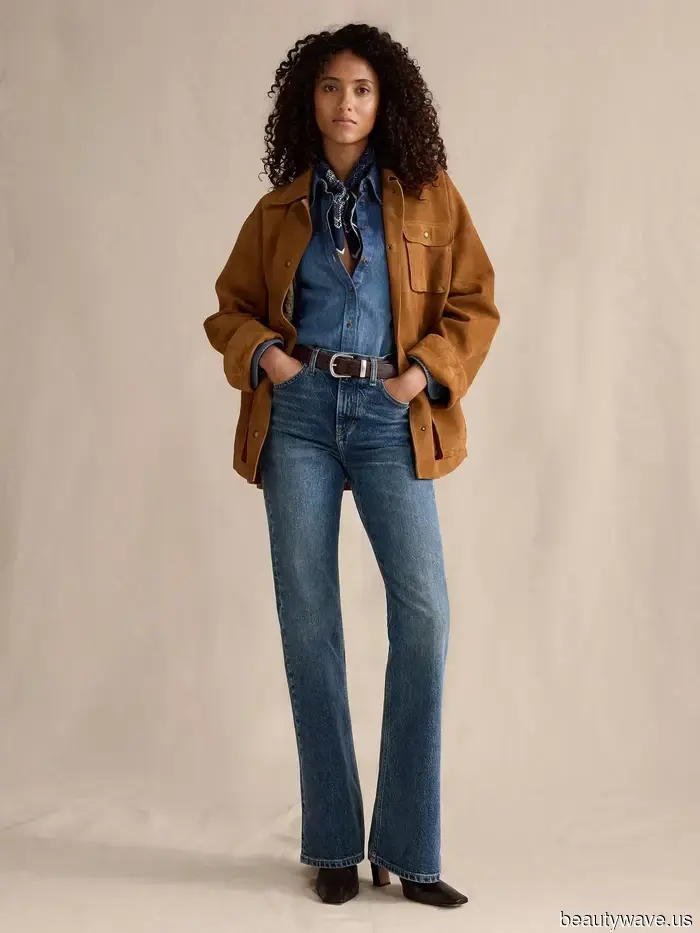 I jeans slim bootcut sono tornati&mdash;questa è la tendenza delle scarpe basse con cui stanno meglio