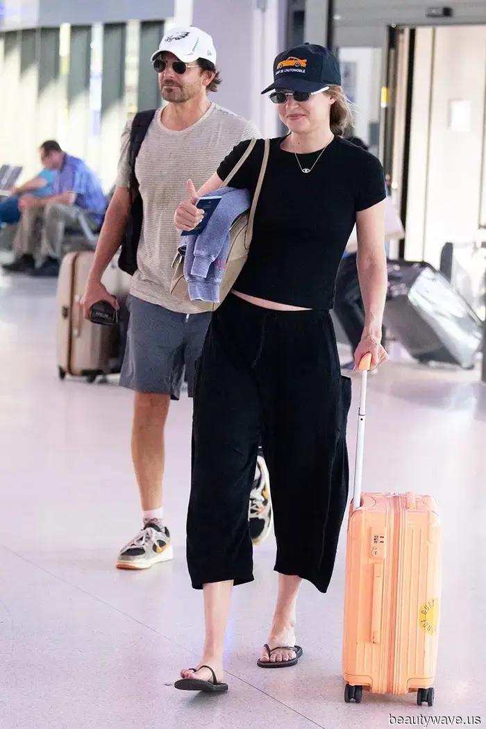 Das Tragen von Cropped-Hosen am Flughafen ist zurück, besonders dieser spezielle Cool-Girl-Trend.