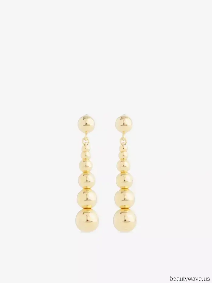 Visto en París: La tendencia de color denim que las mujeres francesas usan cuando se aburren de los jeans negros