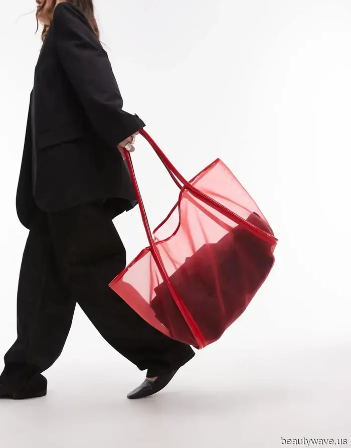 Le borse in rafia sono ancora di moda, ma secondo le persone chic di Londra e NYC, questa tendenza delle borse "datate" è ancora…