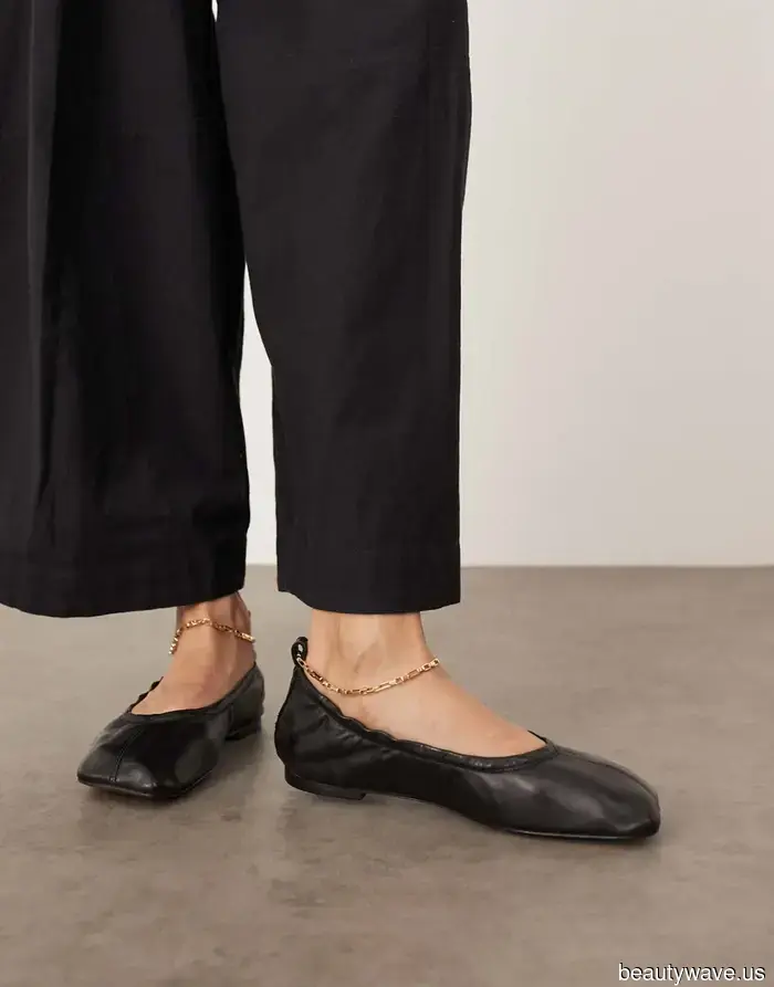 Everyone in my feed is sporting baggy jeans—here are the 7 shoes that they look most stylish with.