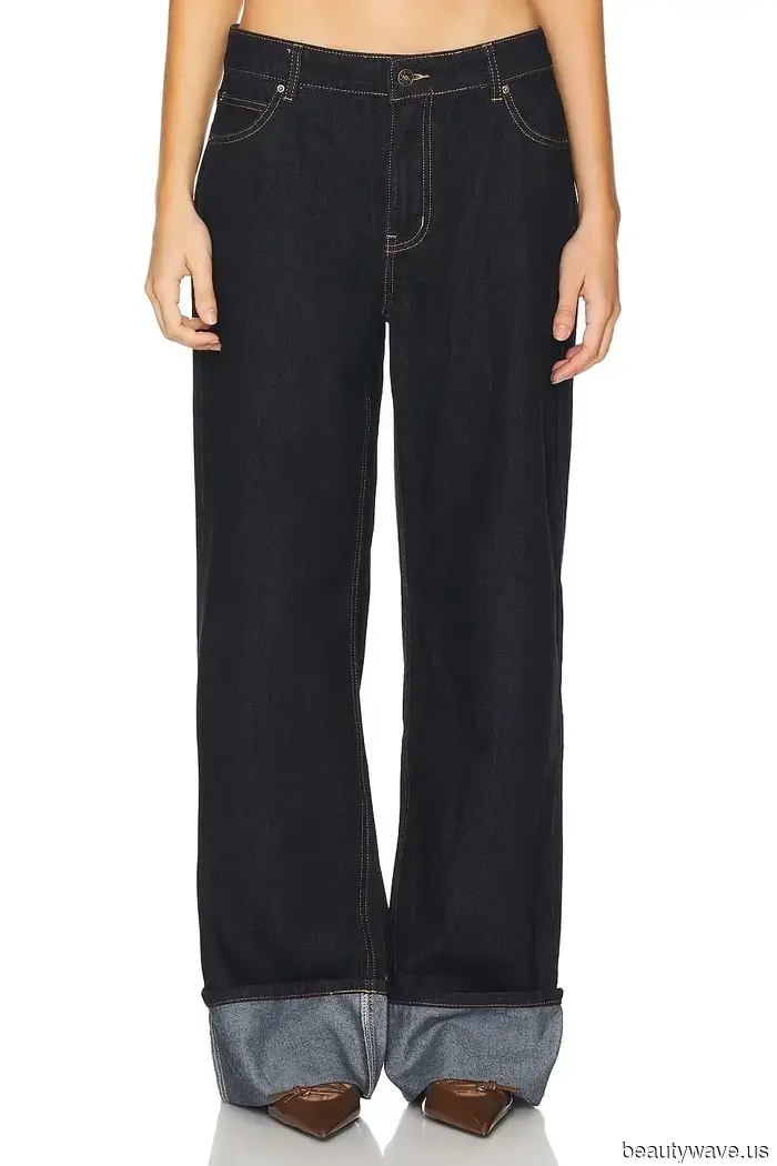 Si planeas remangar tus jeans este otoño, hazlo solo con *este* lavado de denim específico y *estos* zapatos.