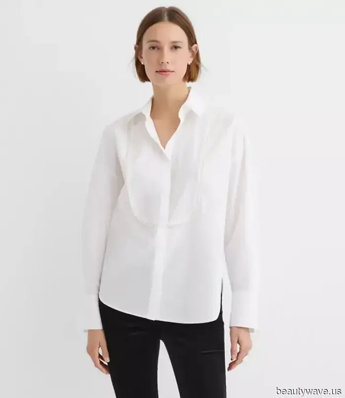 Abiti con Fiocco Rosso, Pantaloni di Velluto e Camicie da Smoking&mdash;Emma Roberts Condivide Cosa Indossa Questa Stagione Festiva