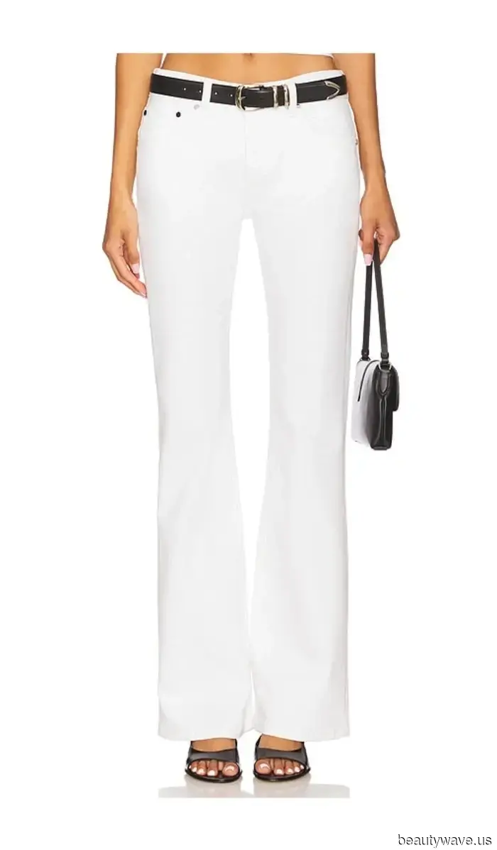 Los jeans azules están bien, pero para el otoño, las personas elegantes saben que esta controvertida tendencia de denim se ve más rica.