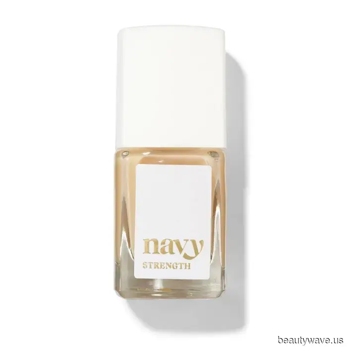 7 зимних трендов маникюра по-французски, которые сейчас носят все в Париже