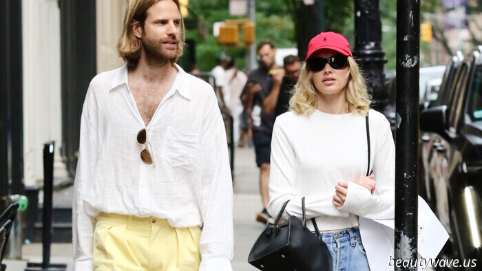 Just so you're aware, *this* is the denim trend that New Yorkers pair with loafers (apologies, skinny jeans).