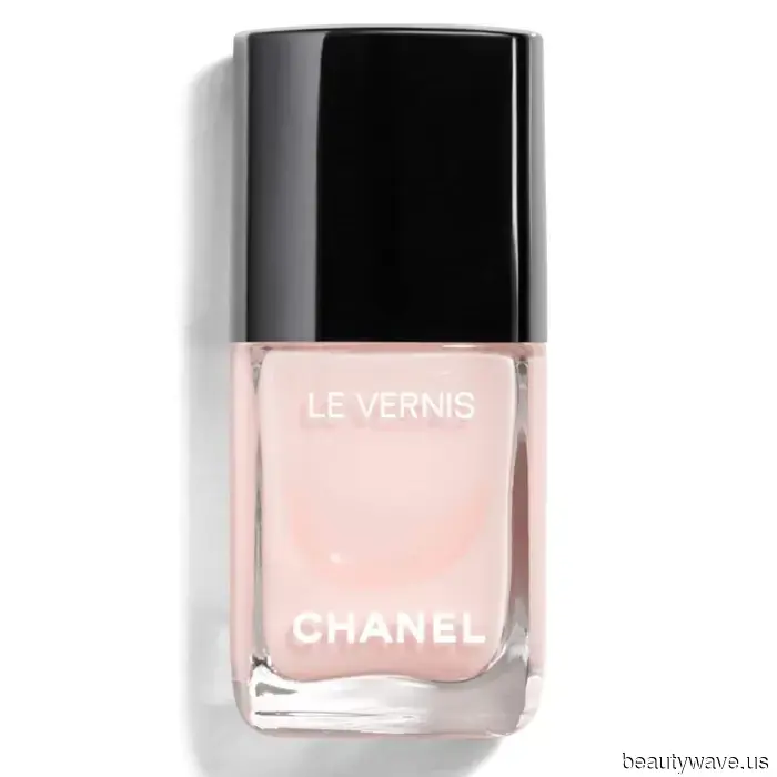 The fashion crowd is choosing this surprising French pedicure for their toes.