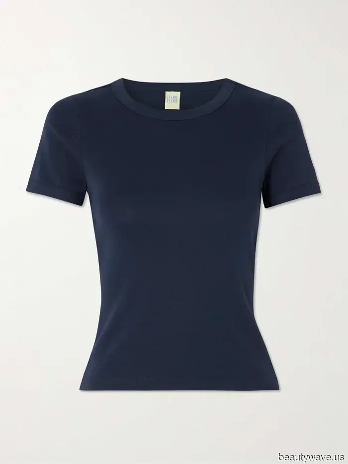 Invece dei jeans, le persone a Parigi indossano questo elegante capo con ballerine e mocassini.