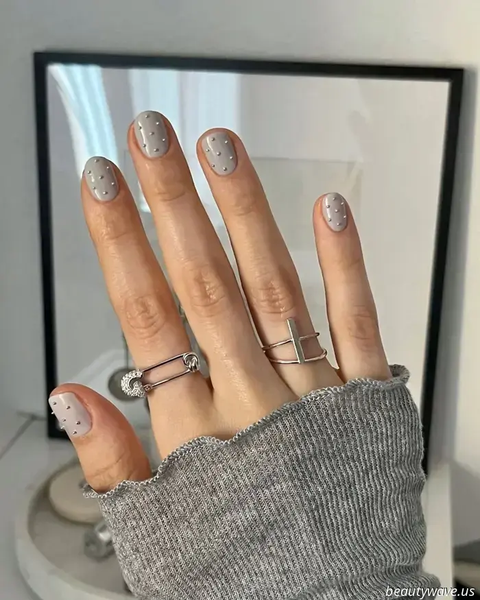 Bereitet euch vor — dieser überraschend schicke Herbst‑Nageltrend kommt auf unsere minimalistischen Maniküren zu.