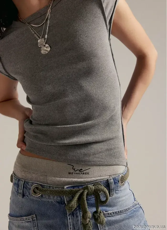 Apologies, but celebrities from the '90s excelled at autumn fashion—here are 7 outfits featuring jeans that demonstrate it.