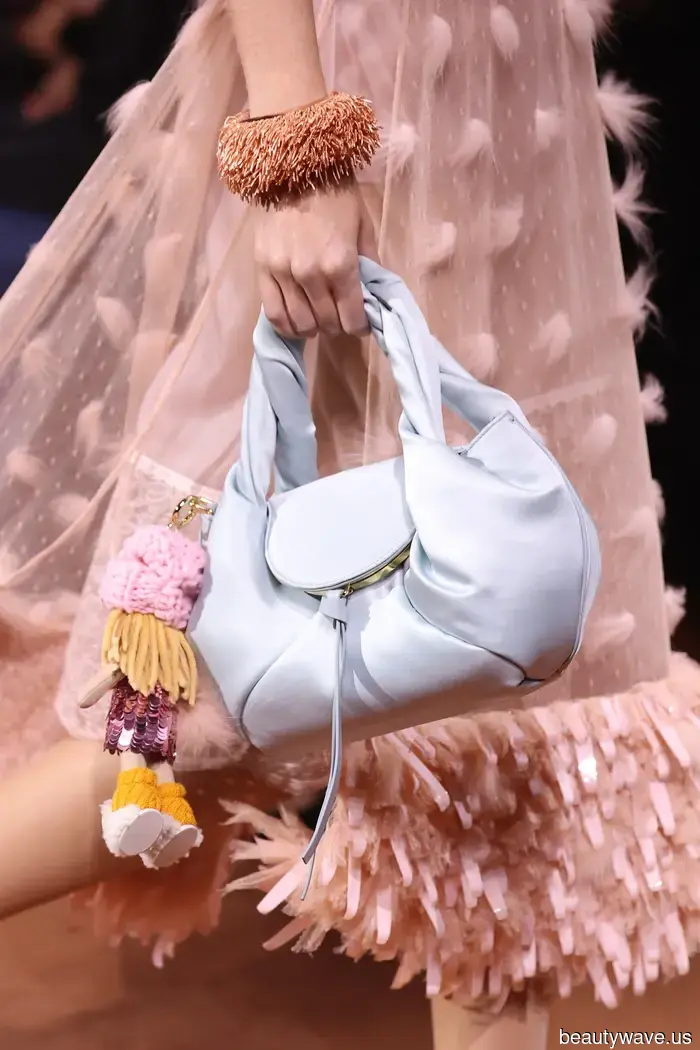 A friend inquired about the handbag color trends that will be popular this winter and in the future, so I shared these essential styles with her.