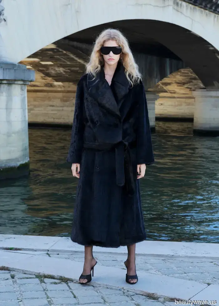 Improvvisamente, i pantaloni della tuta sono di nuovo "di moda"&mdash;aggiungi questa elegante tendenza dei cappotti per indossarli nel modo del 2025