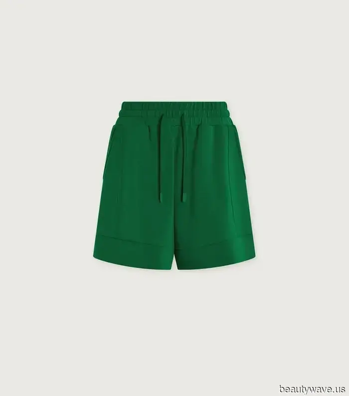 Tieni le Sneakers&mdash;Questa è la tendenza delle scarpe basse autunnali da indossare con i pantaloni corti a partire da ora