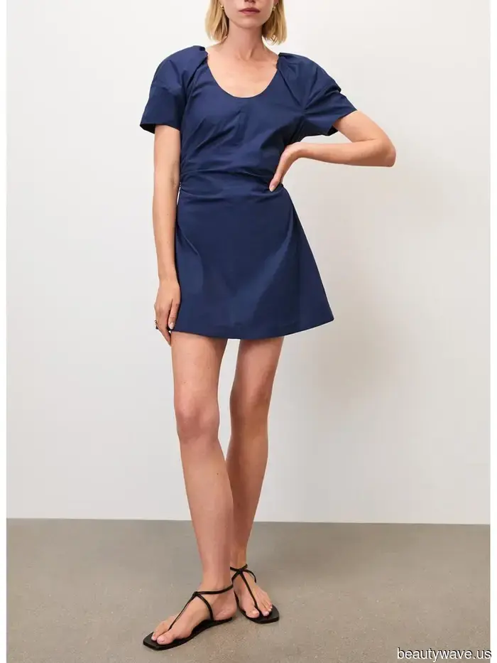 PSA: Le persone di moda a NYC e in Italia stanno indossando questa tendenza "datata" delle scarpe basse con gonne e vestiti in denim.