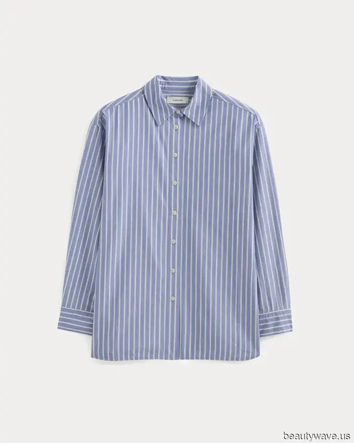 Lucir elegante en el aeropuerto en 2025 significa llevar esta tendencia de camisas y esta tendencia de zapatos con jeans.