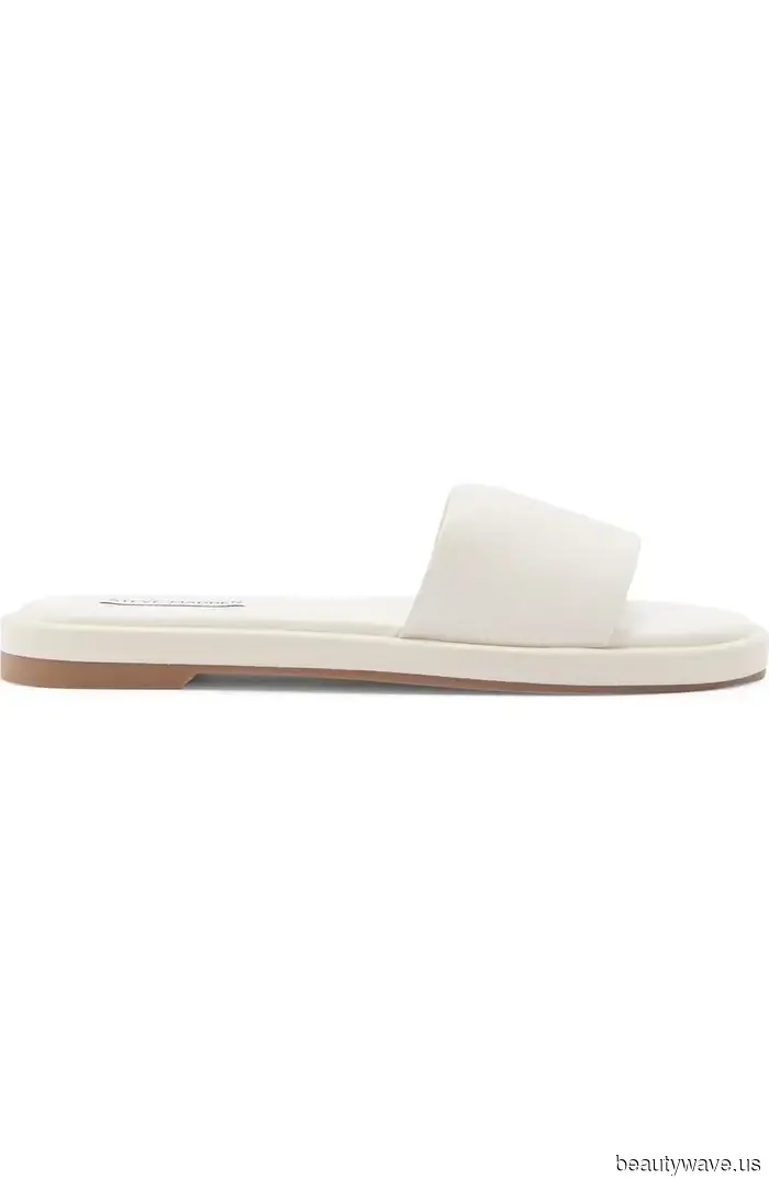 Statt Flip-Flops tragen Malibus stilvollste Menschen diesen Sandalentrend mit geraden Jeans.