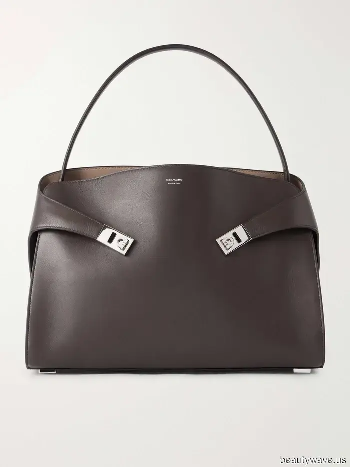 Il vero spettacolo di status nel 2026 non è portare una Birkin&mdash;è indossare la tua borsa slacciata e disordinata.