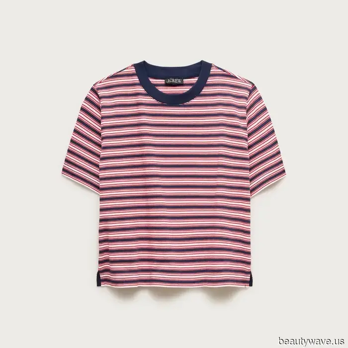 Esta tendencia de denim, tendencia de camiseta y tendencia de sandalias combinadas te darán el look de 2026.