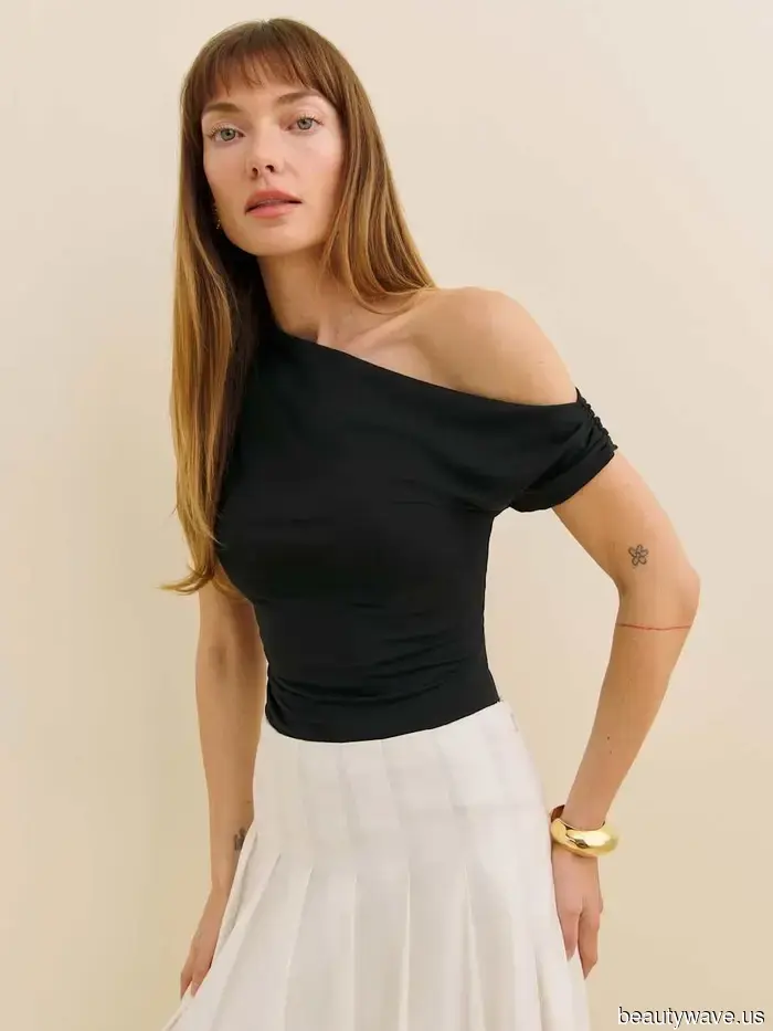 Ob es dir gefällt oder nicht, so stylen coole Mädchen den Sandalentrend des Sommers.