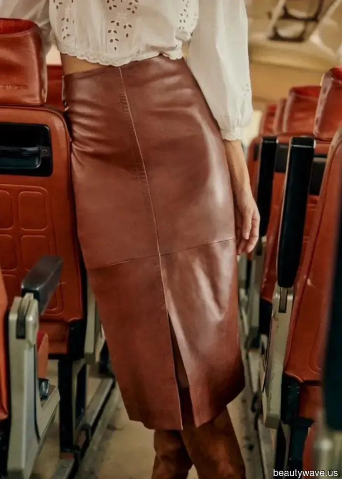 The Stylish 2-Piece Ensemble That Fashion-Forward Individuals Frequently Don in September