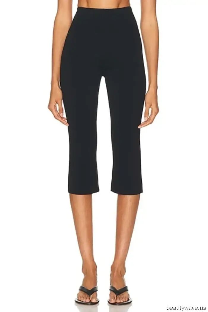 To achieve a wealthy look in Capri leggings this summer, simply pair them with these two items.