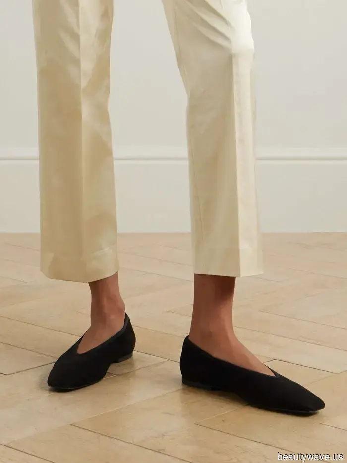 Los pantalones negros son un básico atemporal en el armario&mdash;7 zapatos que mejor combinan con ellos