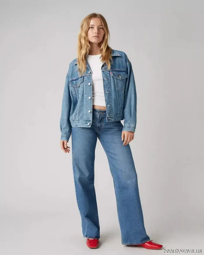 If you plan to wear low-profile sneakers in 2025, make sure to pair them with this denim trend first.