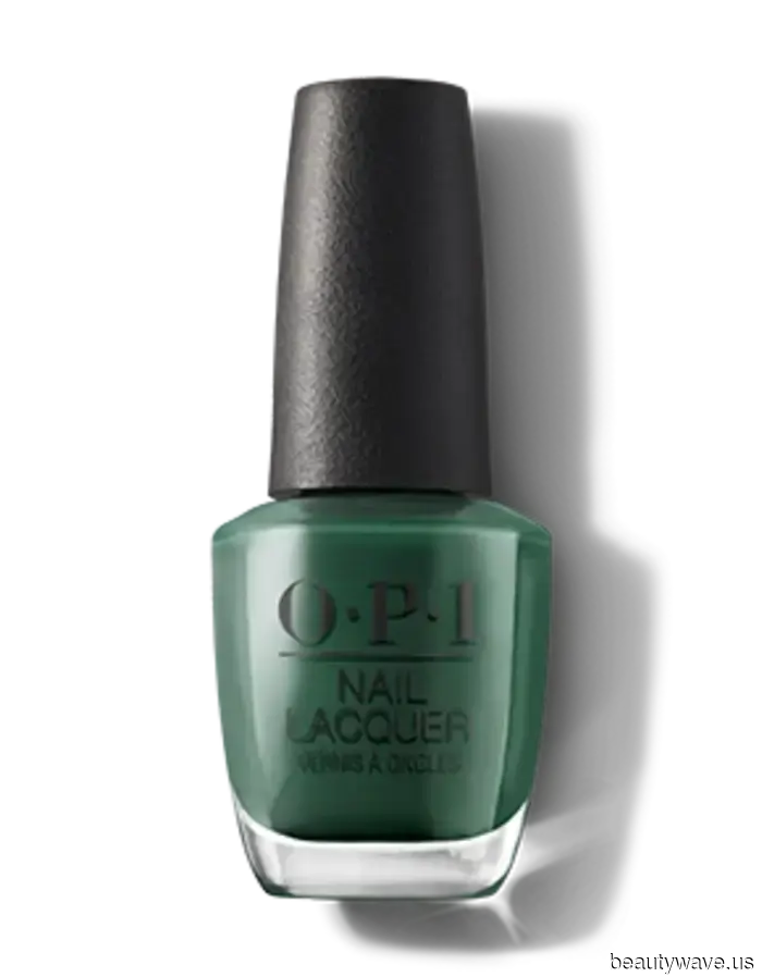 Algunos colores de uñas de otoño se sienten cansados, así que estoy eligiendo una de estas 4 alternativas atemporales para mi próxima manicura.