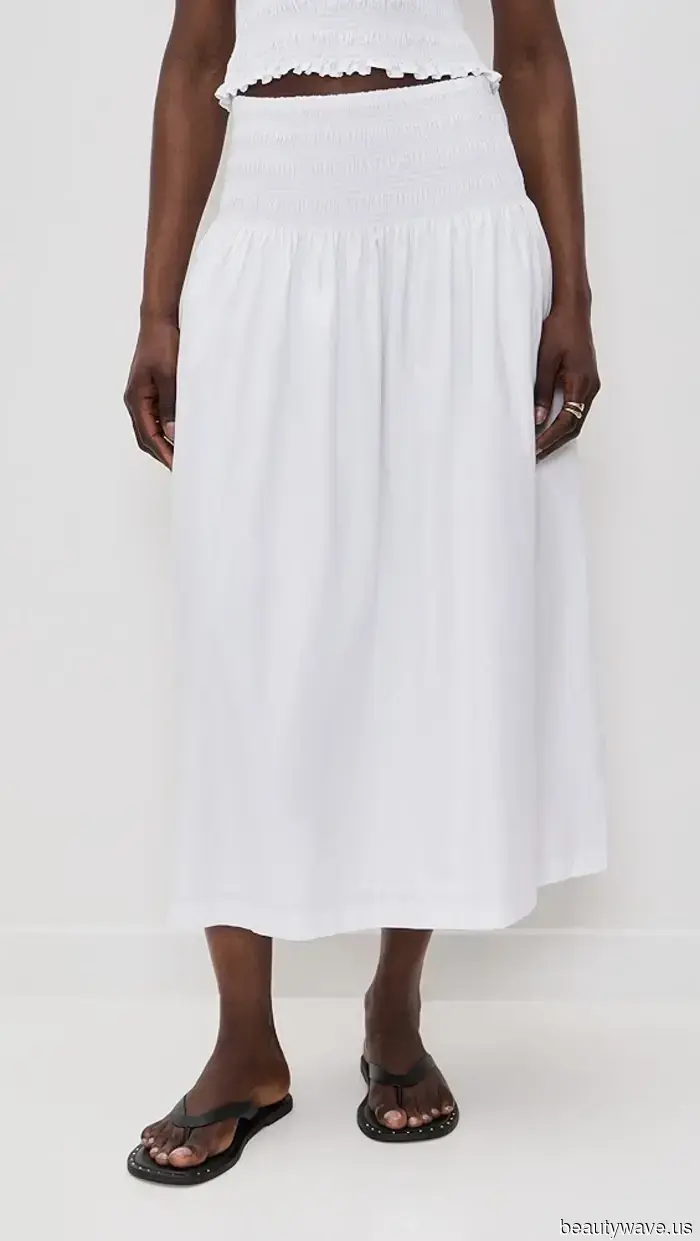 In der englischen Landschaft gesichtet: Die "hässlichen" It-Schuhe, die weiße Röcke cooler aussehen lassen als je zuvor…