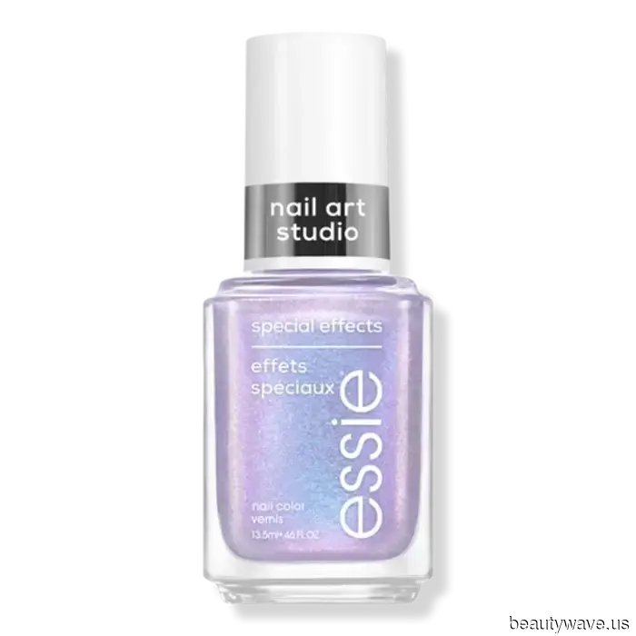 Certo, le unghie moody sono chic, ma questa manicure eterea porta l'eleganza a un livello superiore.