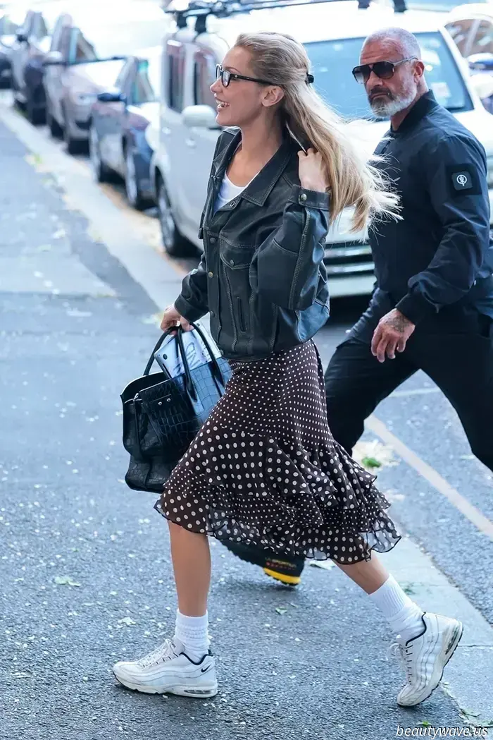 Questa è *la* tendenza della gonna da indossare con le sneakers questa estate